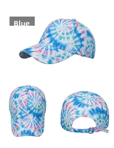 Vue détaillée d'une casquette tie-dye avec boucle réglable en métal sur fond blanc pur