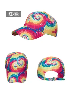 Dettagli del cappellino tie-dye con sfumature rosso-verdi e fibbia in metallo regolabile