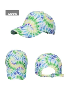 Vue en trois angles d'une casquette tie-dye avec motif spirale coloré et boucle réglable en métal