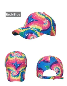 Dettagli della fibbia metallica regolabile e del vivace motivo tie-dye sul cappellino da baseball