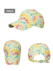 Vues multiples d'une casquette tie-dye avec une boucle de réglage métallique à l'arrière