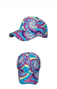 Vista dettagliata del berretto tie-dye colorato con cuciture di pregio e visiera curva