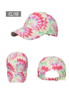 Détails du motif tie-dye multicolore et de la boucle métallique de la casquette réglable
