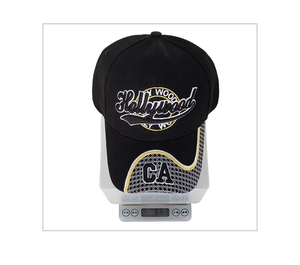 Détail du poids de la casquette Hollywood CA sur balance avec broderie 3D en relief