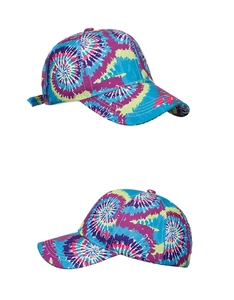 Vista dettagliata del cappellino tie-dye con motivo a spirale blu e viola
