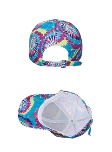 Dettaglio cappellino tie-dye con fibbia in metallo regolabile e fodera in rete traspirante