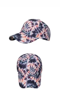 Vue détaillée du motif spirale tie-dye sur une casquette de baseball à 6 pans