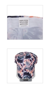 Détail de l'étiquette de lavage de casquette tie-dye et mesure du poids de 76,3 g