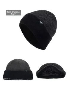 Tre viste del cappello in maglia grigio scuro con fodera in ecopelliccia nera e patch in pelle