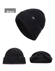 Dettaglio del berretto in maglia nera con fodera in pile calda e logo del marchio