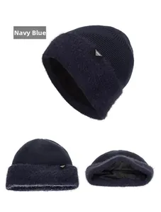 Dettaglio del berretto in maglia blu navy con fodera in pile spesso e toppa XHBOY laterale