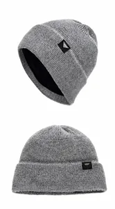 Dettaglio del berretto in maglia grigio scuro con toppa in pelle e calda fodera invernale