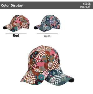 Detail van rode en groene baseballcaps met Union Jack graffiti en vintage prints