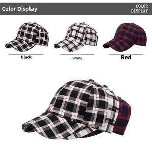 Vista de detalle de gorras de béisbol de cuadros en negro, blanco y rojo con estampados