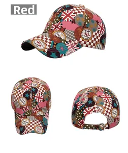 Detailoverzicht van rode graffiti baseballpet met Union Jack en Royal Memories-badges