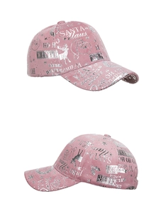 Detail der rosa Baseballkappe mit silbernen Rentier- und Weihnachtsmann-Drucken im Detail