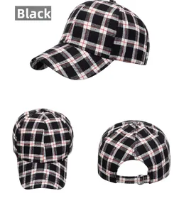 Detalle de gorra de béisbol a cuadros con hebilla de metal ajustable y costuras rojas en cruz