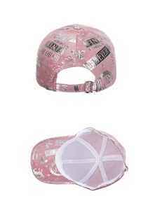 Detailansicht der Rückseite einer rosa Baseballkappe mit silbernem Aufdruck und Metallschnalle