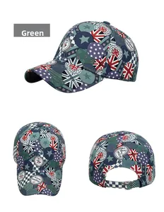 Detail van de metalen gesp en Britse graffiti-print op de katoenen baseballpet voor heren