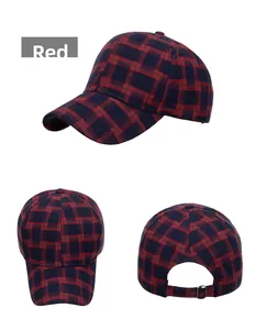 Vista detallada de gorra de béisbol a cuadros rojos y negros con correa de metal y parte trasera