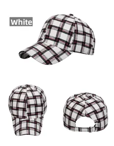 Detalle de gorra de béisbol de cuadros con hebilla de metal ajustable trasera