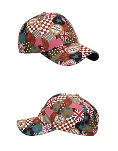 Gedetailleerde weergave van de baseballpet met graffiti-print en Union Jack-motieven