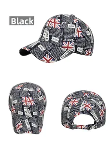Drie-zichten weergave van zwarte Union Jack baseballpet met Britse krantenprint