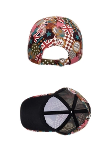 Detail van een baseballpet in Britse stijl met Londen-print en verstelbare metalen gesp