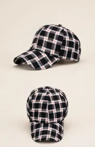 Vista detallada de la gorra de béisbol a cuadros negros y blancos con líneas rojas