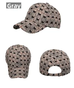 Vues détaillées de la casquette à carreaux gris avec motifs de nœuds noirs et boucle en métal