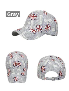 Detailweergaven van grijze Union Jack baseballcap met krantenprint en metalen gesp