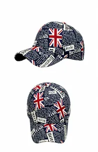 Detail van Britse vlag baseballpet met vintage krantenprint en Engelse tekst