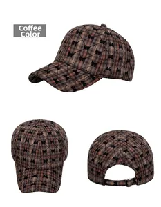 Vues multiples d'une casquette à carreaux marron café avec motifs nœuds et boucle métal