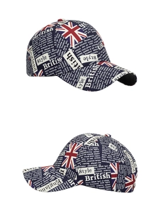 Detail van de Union Jack baseballpet met vintage krantenprint en metalen oogjes