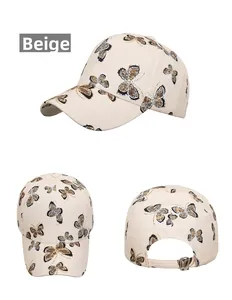 Berretto da baseball beige con ricamo a farfalla dorata visto da tre angolazioni