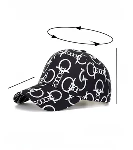 Detailansicht des Polyester-Materials und der Abmessungen der Graffiti-Baseballkappe