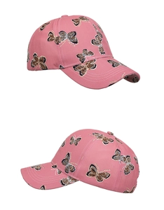 Dettaglio del cappellino rosa con motivi a farfalla leopardata e cuciture di alta qualità