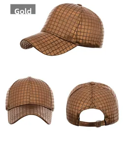 Vues détaillées sous plusieurs angles d'une casquette dorée à texture matricielle carrée