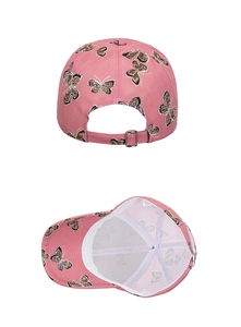 Vista dettagliata del retro del cappello rosa con fibbia in metallo e stampa farfalla