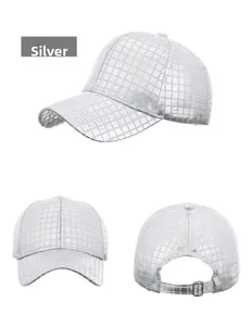 Vues détaillées d'une casquette argentée avec texture grillagée et boucle métallique