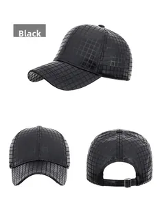 Vues détaillées de la casquette noire avec texture quadrillée brillante et boucle en métal