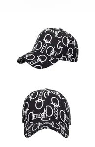 Detailansicht der schwarzen Baseballkappe mit weißem Gancini-Kettenmuster und Canvas-Textur