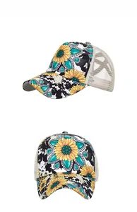 Détail de la casquette trucker avec imprimés tournesol et filet respirant beige à l'arrière