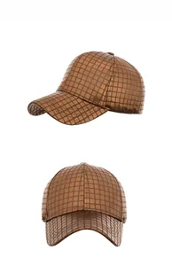 Vue détaillée d'une casquette marron avec motif gaufré en cuir à carreaux texturés