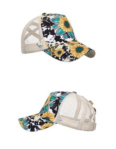Détails de l'imprimé tournesol turquoise et maille beige respirante sur cette casquette trucker