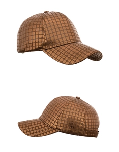 Détail d'une casquette de baseball bronze avec un motif texturé à petits carreaux