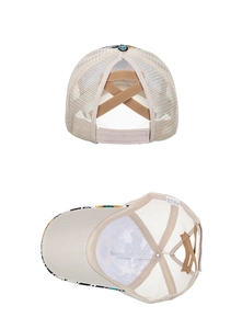 Détail d'une casquette beige pour queue de cheval avec dos croisé et maille filet