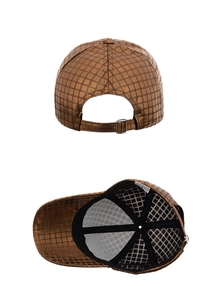 Vue détaillée de la casquette à carreaux bronze métallisé avec boucle de réglage en métal