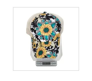 Détail de l'imprimé mandala tournesol et turquoise sur une casquette trucker à motif léopard