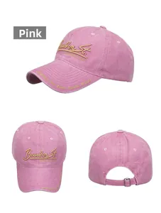 Vue détaillée d'une casquette vintage rose délavé avec broderie dorée et boucle en métal